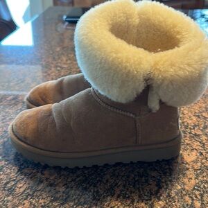 Ugg Bailey Button Sz 7 GUC